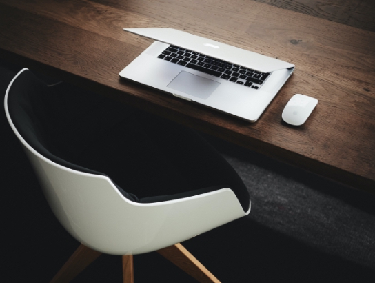 Luca bravo 9l 326 FI Szk unsplash